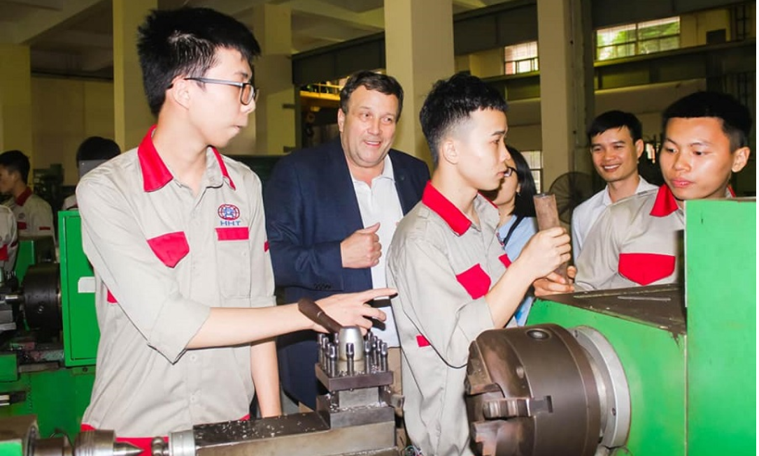 Dạy nghề đi xuất khẩu lao động